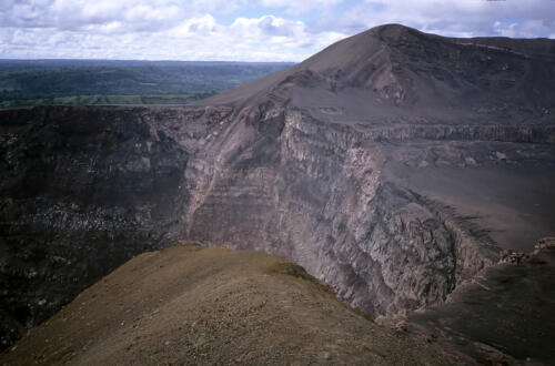 4565 RTW 28 Nov 1990 Santiago Crater of Volcan Masaya - Nicaragua