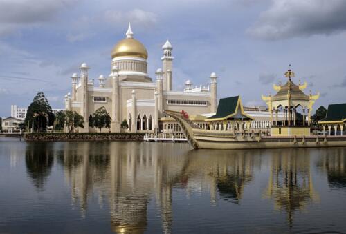 4060 hr 11 Oct 1989 Omar Ali Saifuddien Mosque and Kampong Ayer BSB Brunei