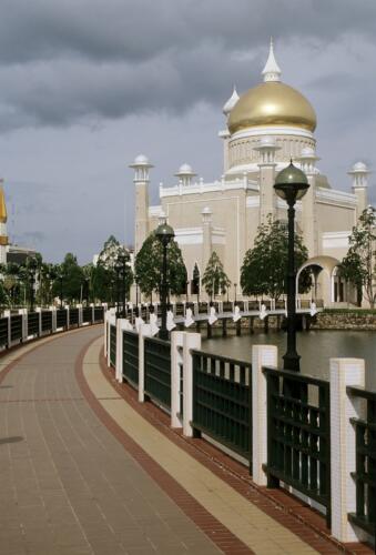 4061     11 Oct 1989 Omar Ali Saifuddien Mosque and Kampong Ayer BSB Brunei