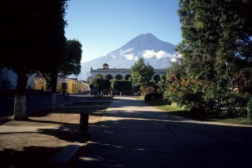 4556 hr RTW 19-23 Nov 1990 - Antigua, Guatemala
