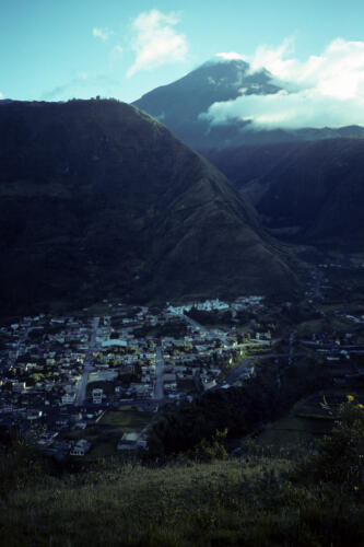 4630 hr RTW 19-25 Dec 1990 Baños  Tungurahua Ecuador