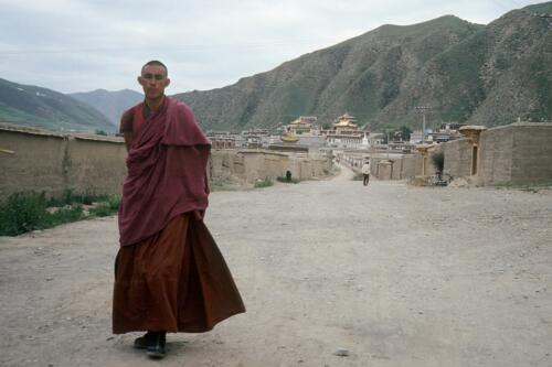 5672 hr RTW 22-29 Jul 1991 Xiahe, Gansu, China