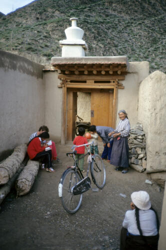 5724 hr RTW 22-29 Jul 1991 Xiahe, Gansu, China