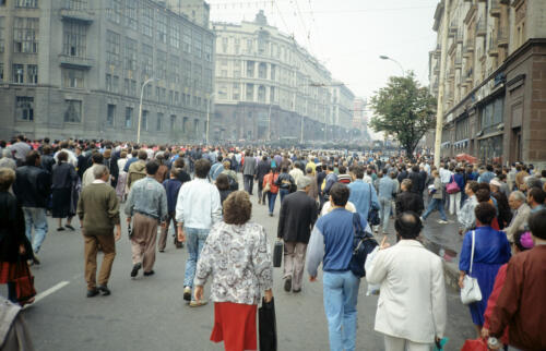 5837 hr RTW 20 Aug 1991 Crowds moving up Tverskaya, Moscow USSR