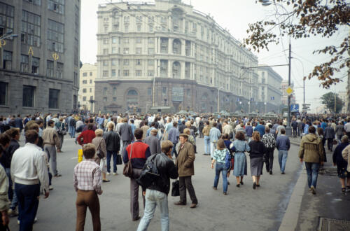 5838 hr RTW 20 Aug 1991 Crowds moving up Tverskaya to new tank line, Moscow USSR
