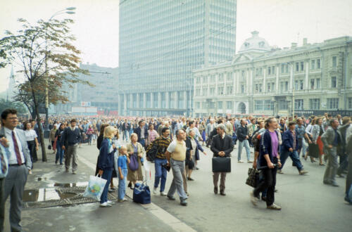 5839 hr RTW 20 Aug 1991 Crowds moving up Tverskaya, Moscow USSR