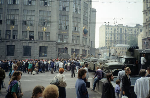 5841 hr RTW 20 Aug 1991 Opening new road block for demo, Moscow USSR
